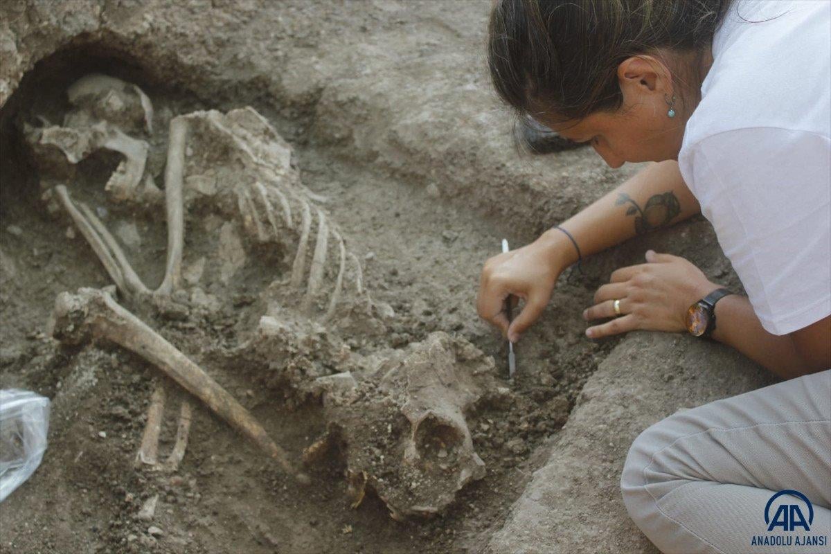 Bilecik'te 8 bin 600 yıllık flüt ve parmak izi bulundu