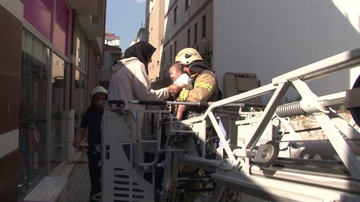 Kartal'daki evde yangın: Anne ve bebeğini itfaiye kurtardı