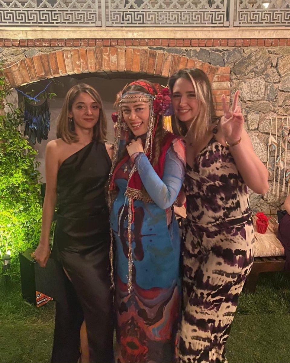 6 aylık hamile Demet Evgar’dan kına gecesi