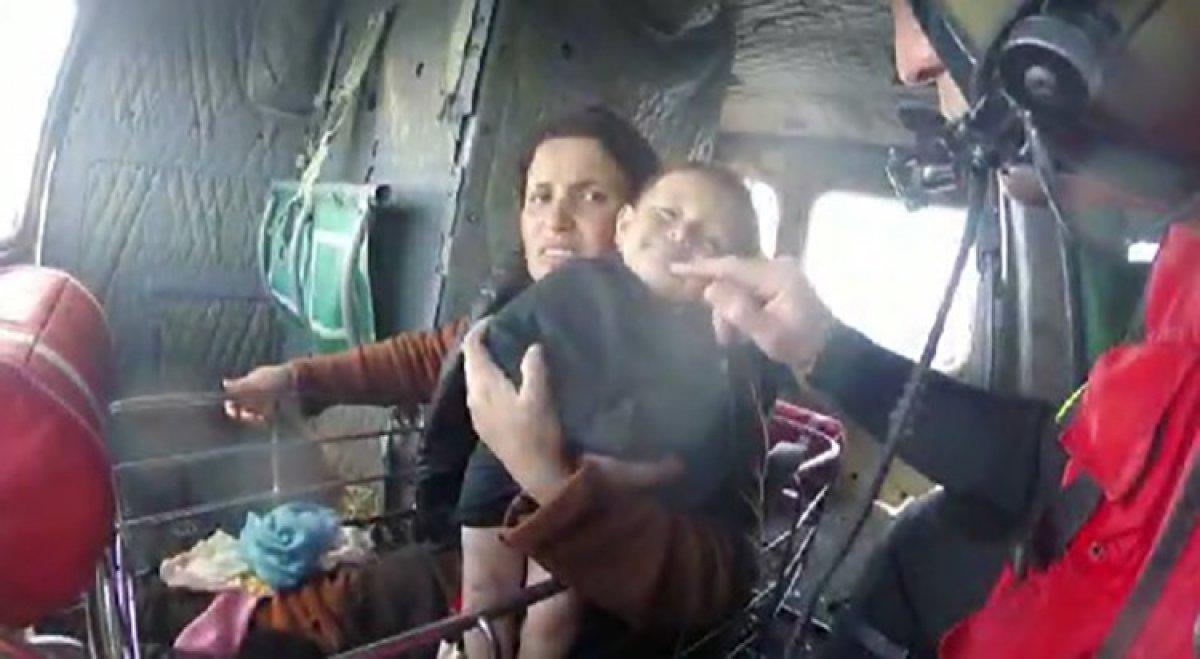 İzmir'de kucağındaki bebekle Sahil Güvenlik tarafından kurtarıldı