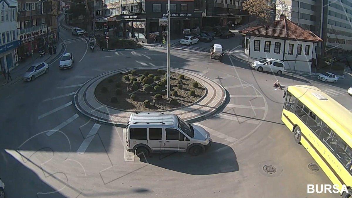 Bursa'da karşıya geçen yayaya otomobil çarptı