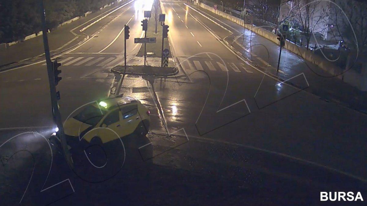 Bursa'da karşıya geçen yayaya otomobil çarptı