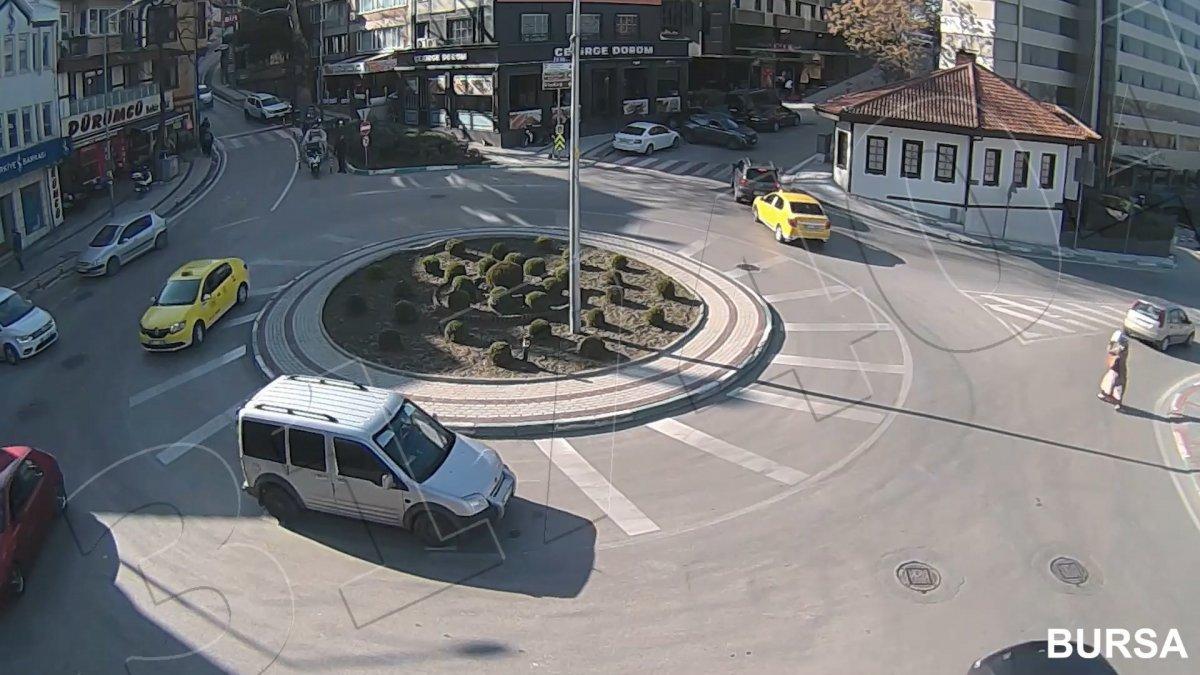 Bursa'da karşıya geçen yayaya otomobil çarptı