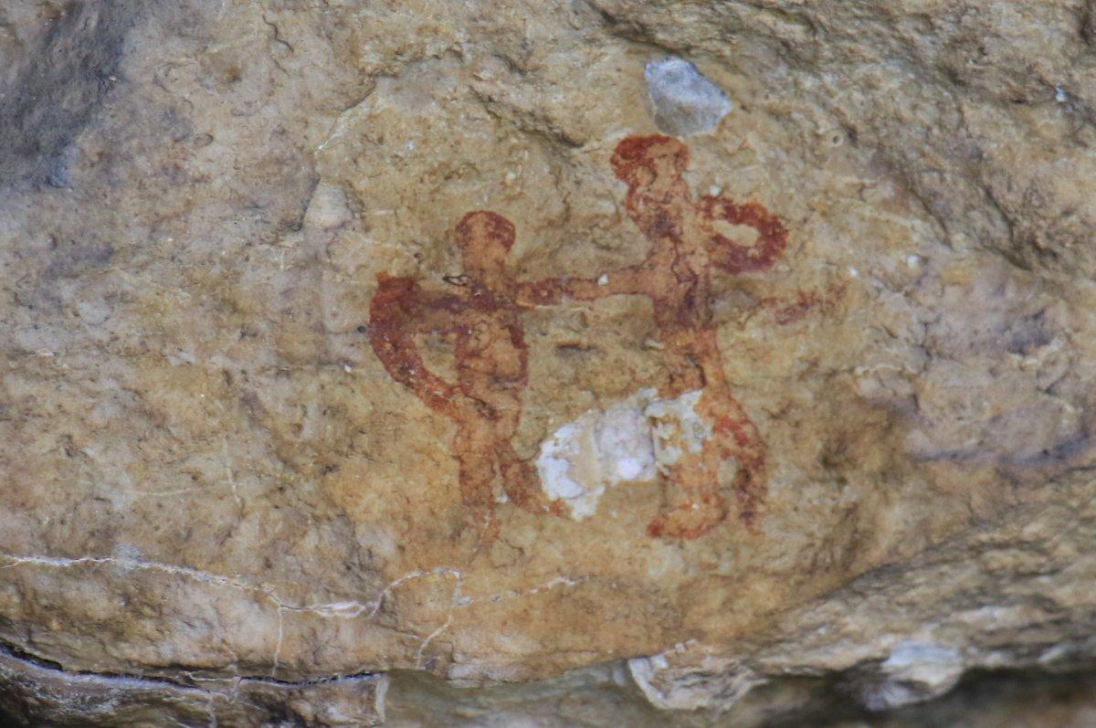 Mersin'de keçisi düşen çoban, tarihi resimleri keşfetti