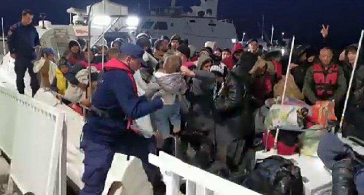 İzmir'de kucağındaki bebekle Sahil Güvenlik tarafından kurtarıldı