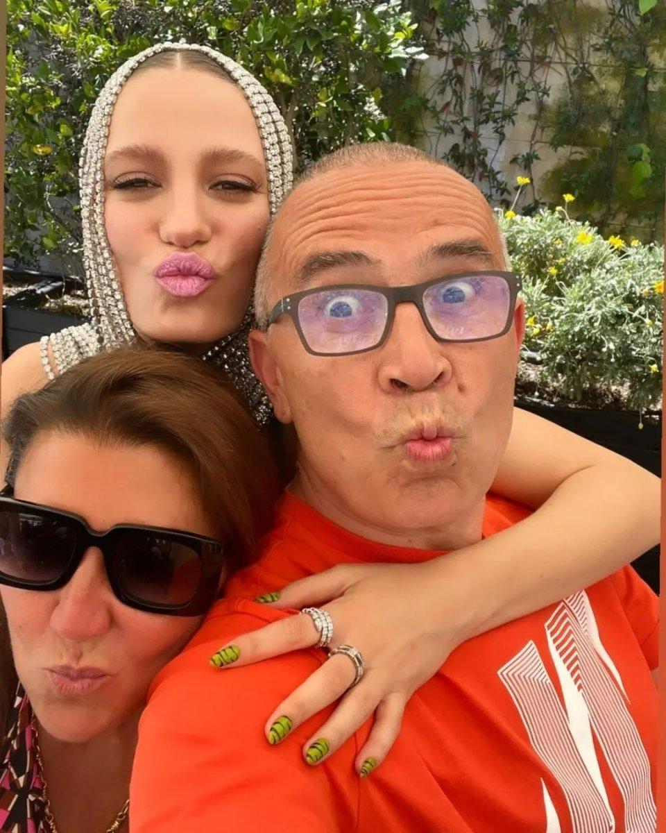 Serenay Sarıkaya kapandı