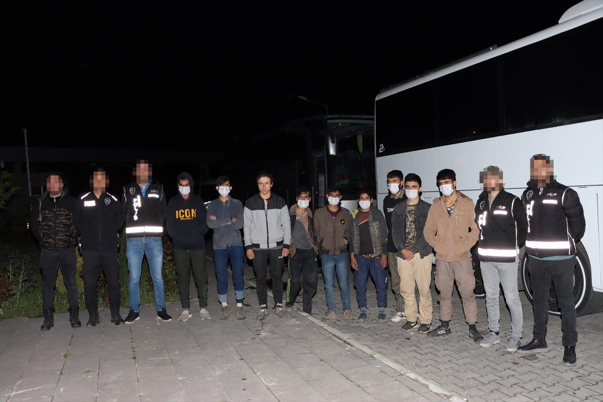 Van'da iki otobüsün gizli bölmelerinde göçmenler yakalandı