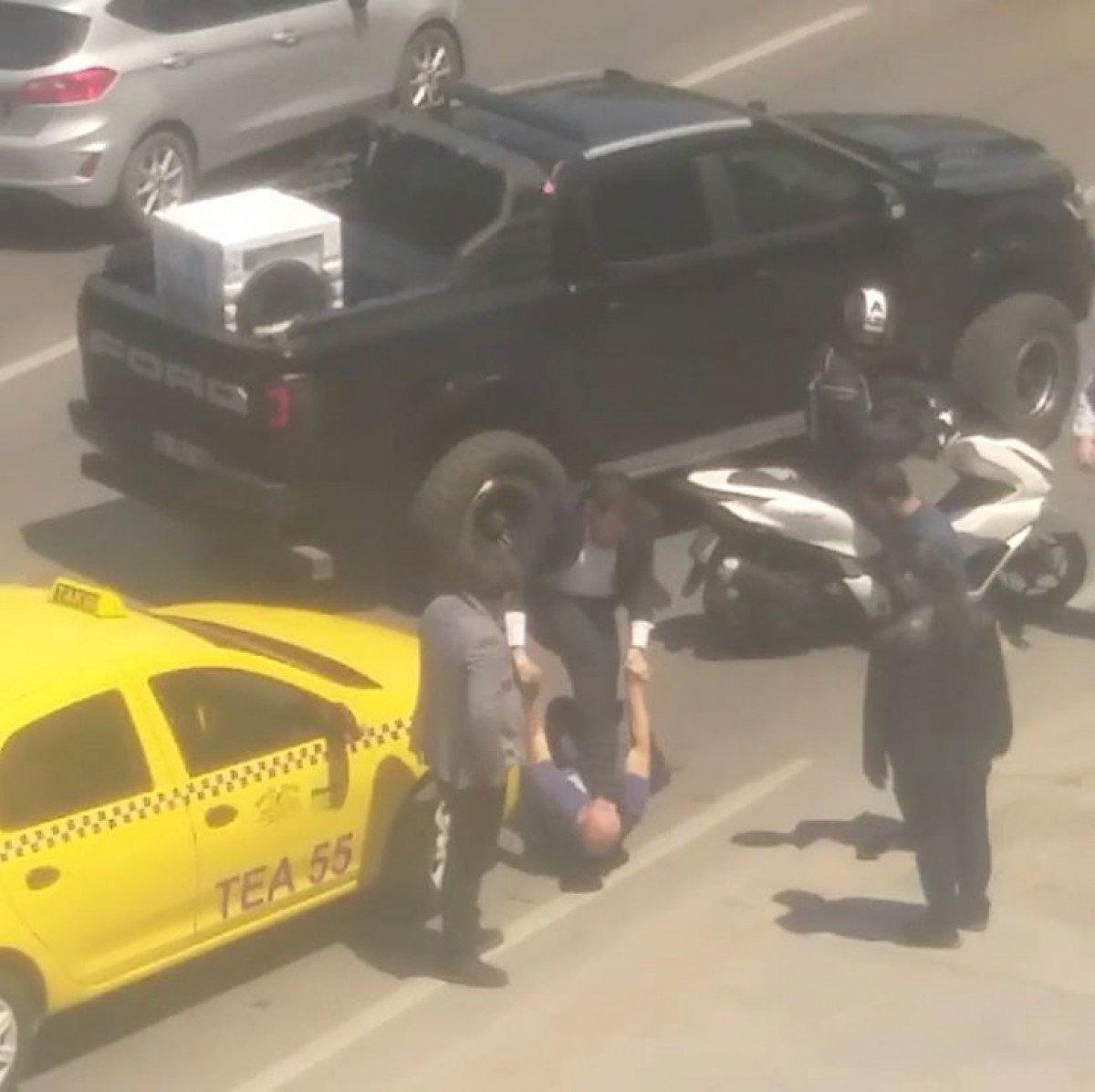 Üsküdar'da sürücü taksiciyi darbetti