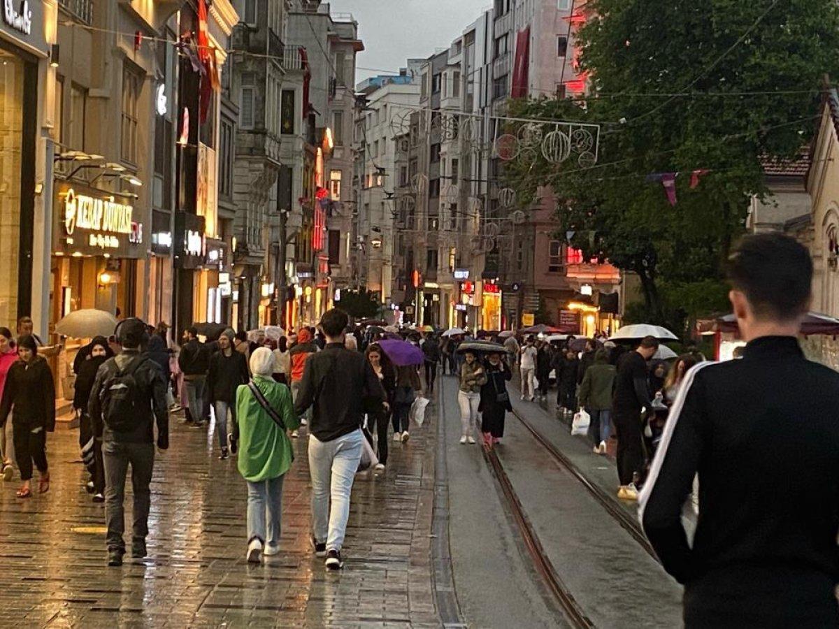 İstanbul'da sağanak yağışa yakalananlar zor anlar yaşadı