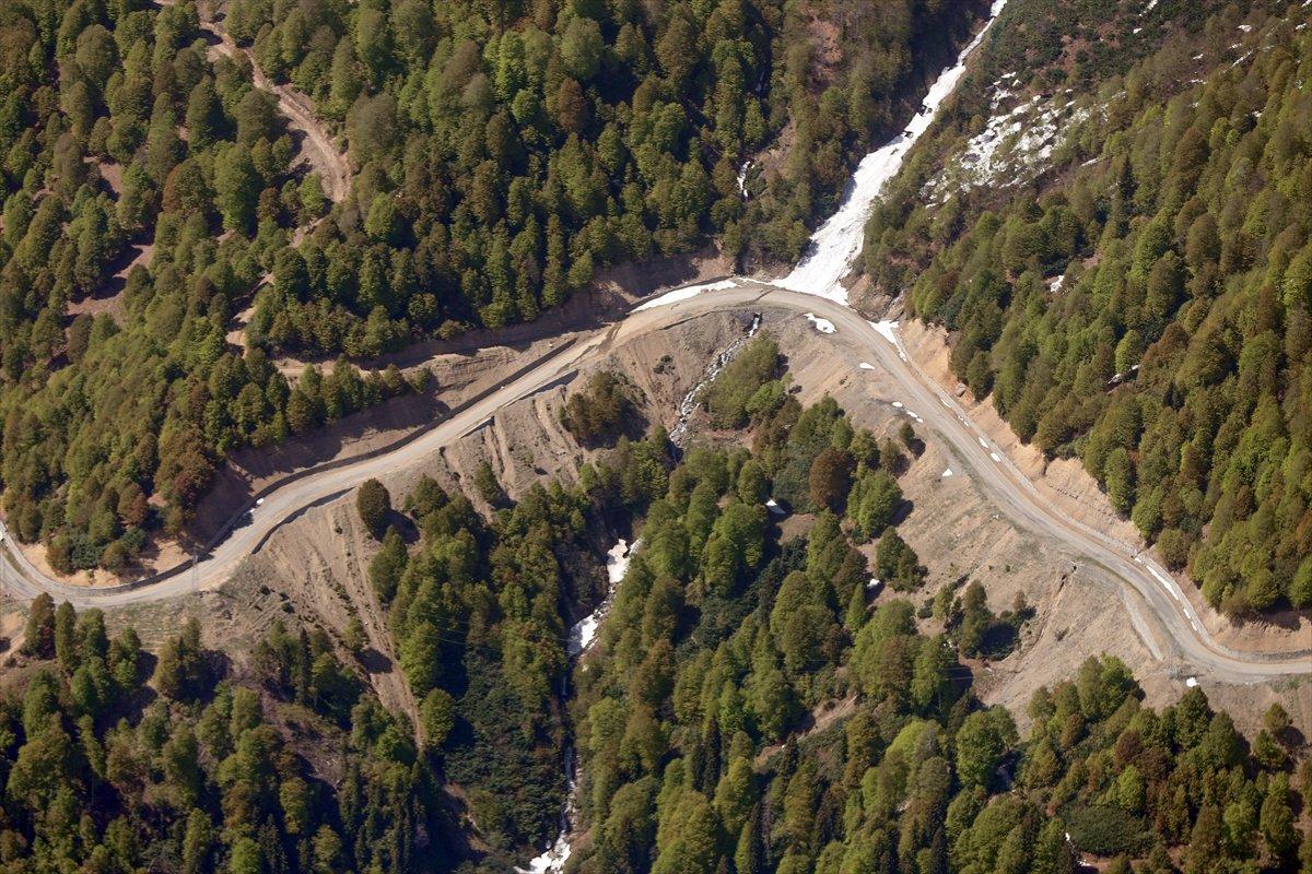 Doğu Karadeniz'deki zorlu yolların görüntüsü helikopterden çekildi
