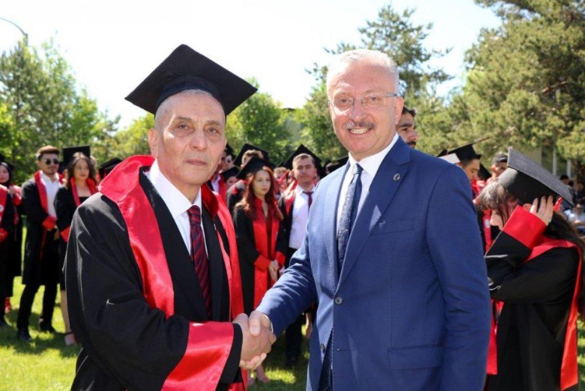 Erzincan'da 77 yaşındaki kişi hukuk fakültesini bitirdi