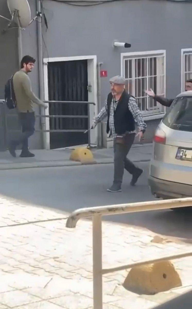 Kadıköy'de otomobil sürücüsü, kağıt toplayıcısını bıçakla kovaladı