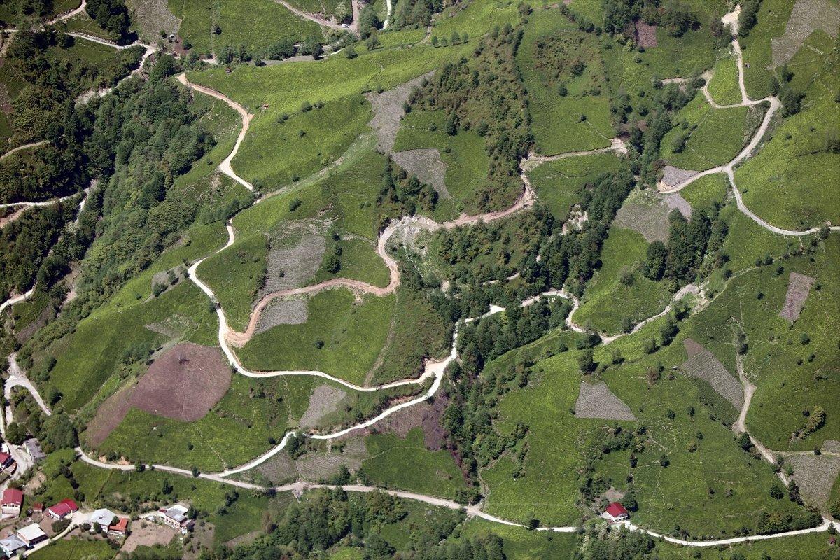 Doğu Karadeniz'deki zorlu yolların görüntüsü helikopterden çekildi