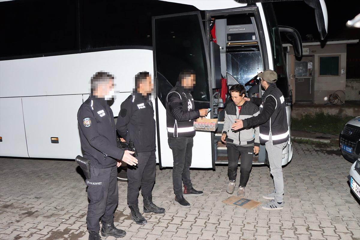Van'da iki otobüsün gizli bölmelerinde göçmenler yakalandı
