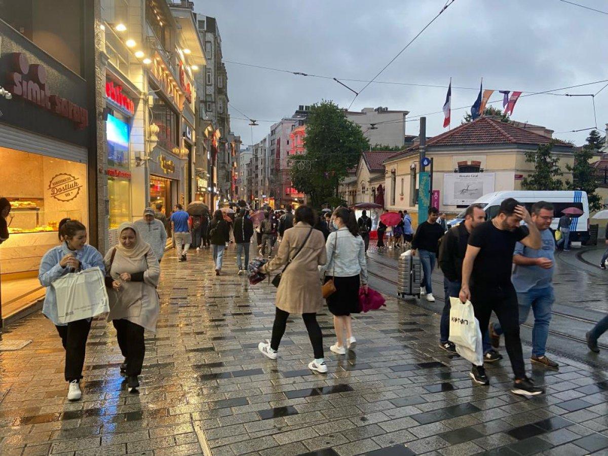 İstanbul'da sağanak yağışa yakalananlar zor anlar yaşadı