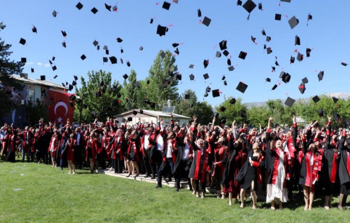 Erzincan'da 77 yaşındaki kişi hukuk fakültesini bitirdi