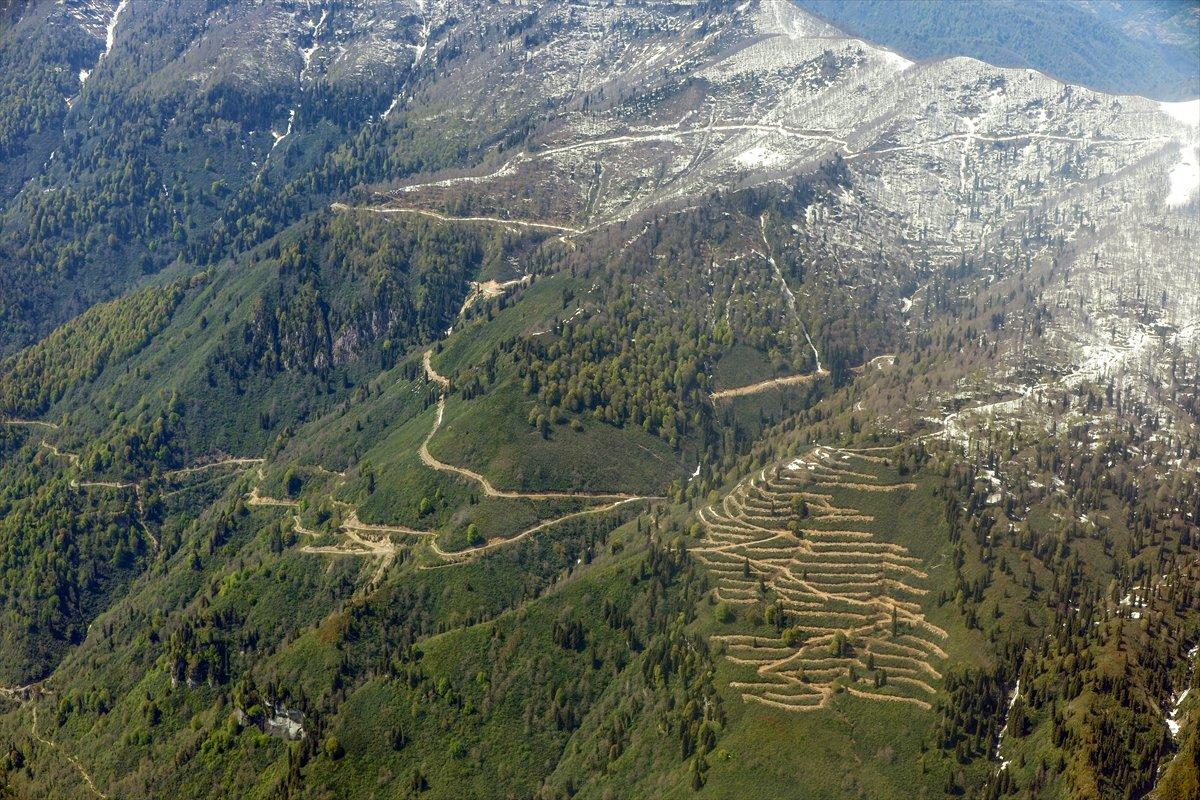 Doğu Karadeniz'deki zorlu yolların görüntüsü helikopterden çekildi
