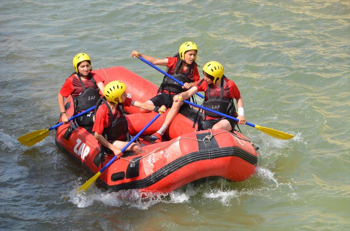 Yüksekova'da rafting heyecanı