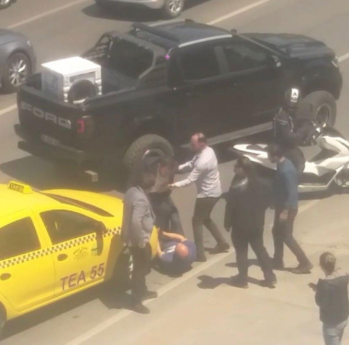 Üsküdar'da sürücü taksiciyi darbetti