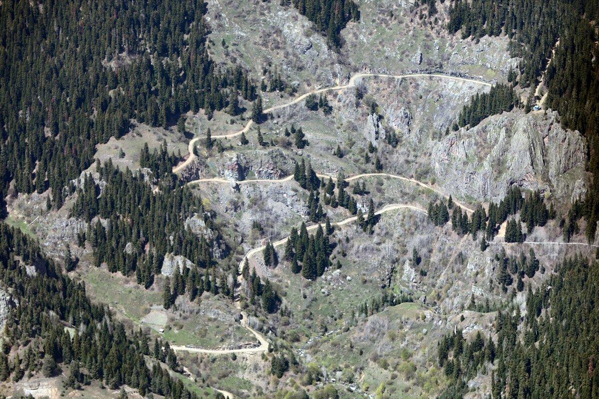 Doğu Karadeniz'deki zorlu yolların görüntüsü helikopterden çekildi