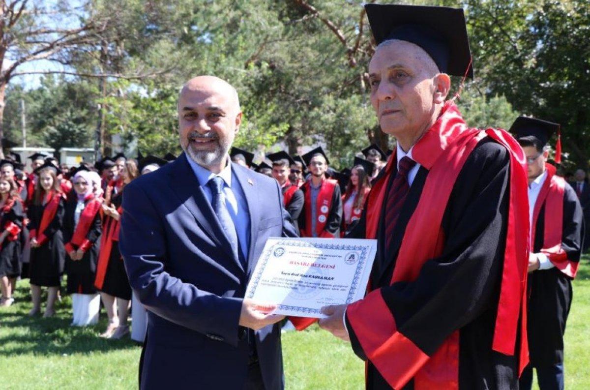 Erzincan'da 77 yaşındaki kişi hukuk fakültesini bitirdi