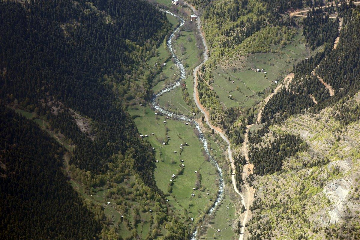 Doğu Karadeniz'deki zorlu yolların görüntüsü helikopterden çekildi