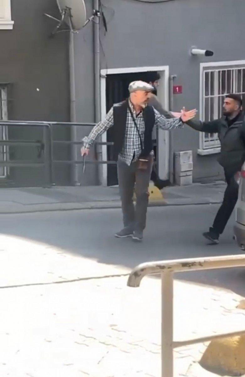 Kadıköy'de otomobil sürücüsü, kağıt toplayıcısını bıçakla kovaladı