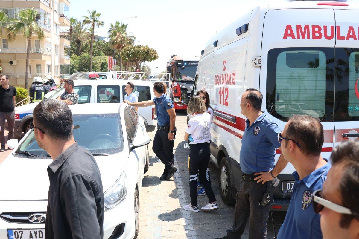 Alanya’da haciz işlemine engel olmak için kendine zarar verdi