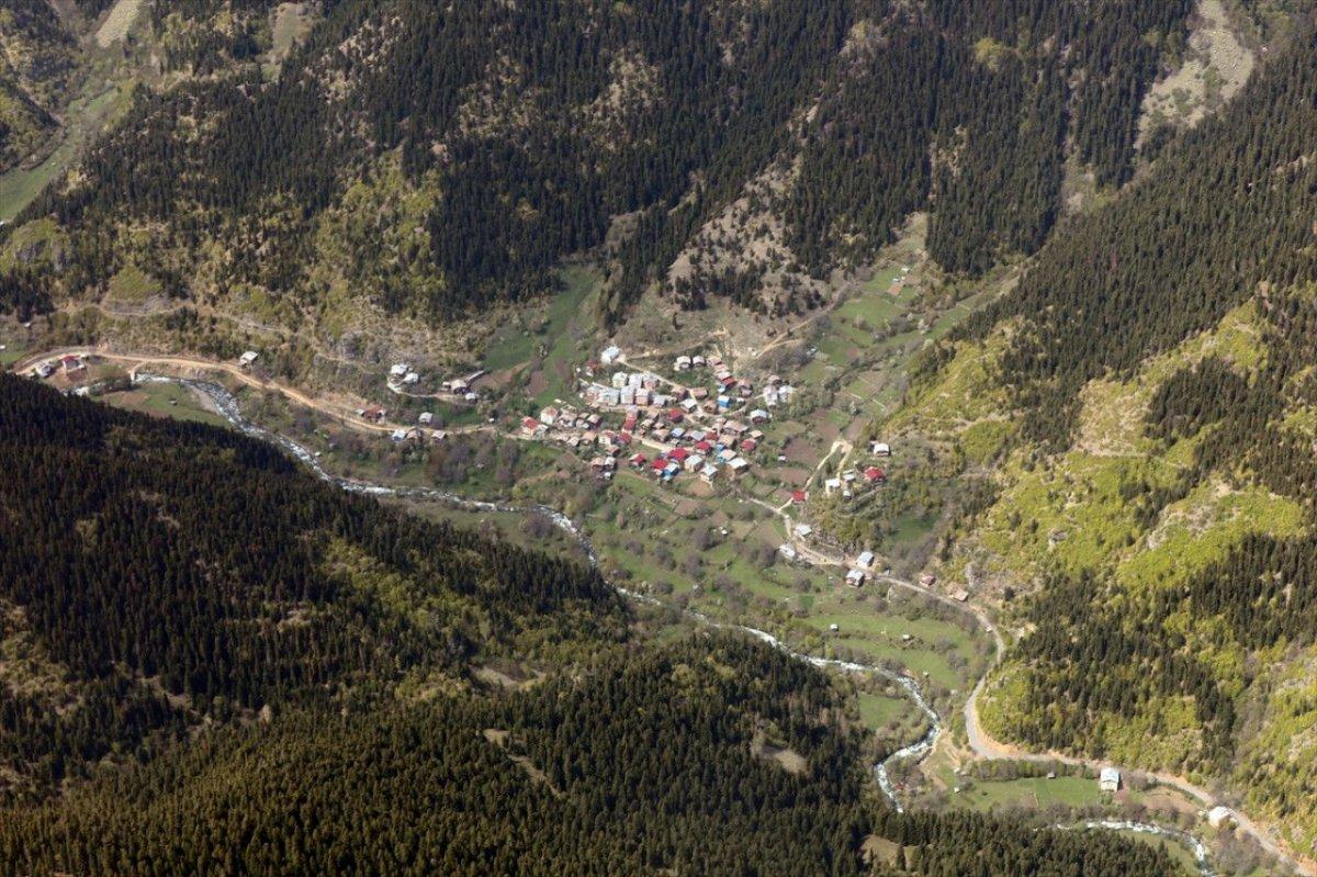 Doğu Karadeniz'deki zorlu yolların görüntüsü helikopterden çekildi