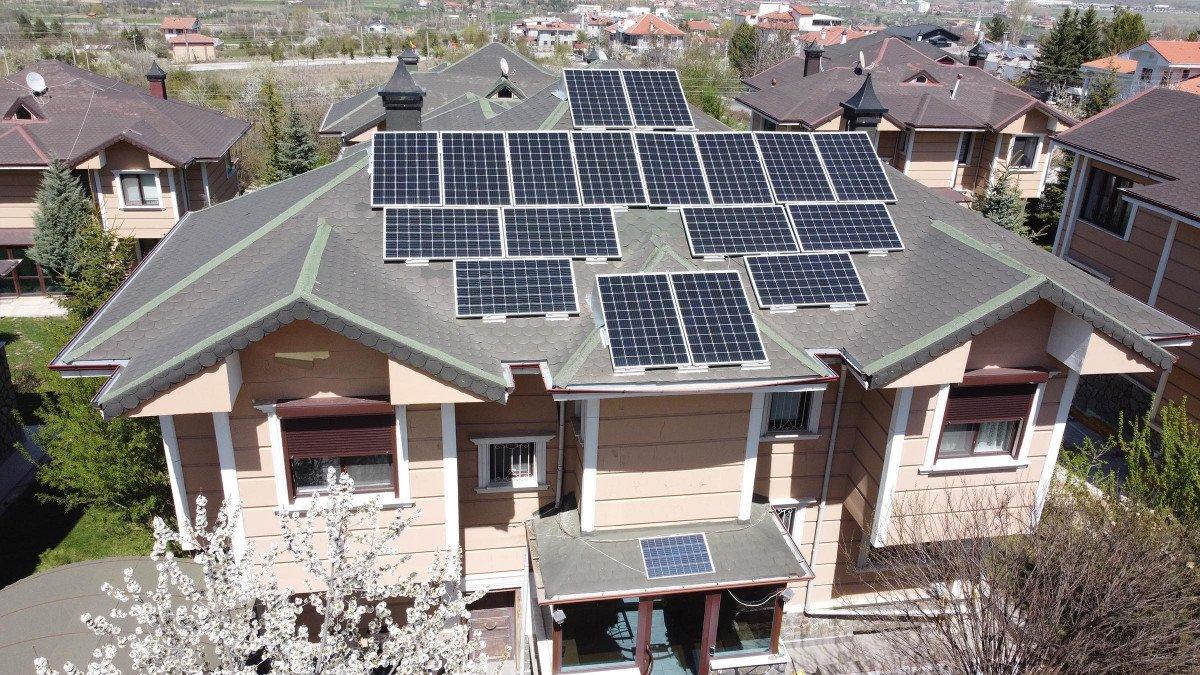 Kütahya'da kendi elektriğini evinde üretip satıyor