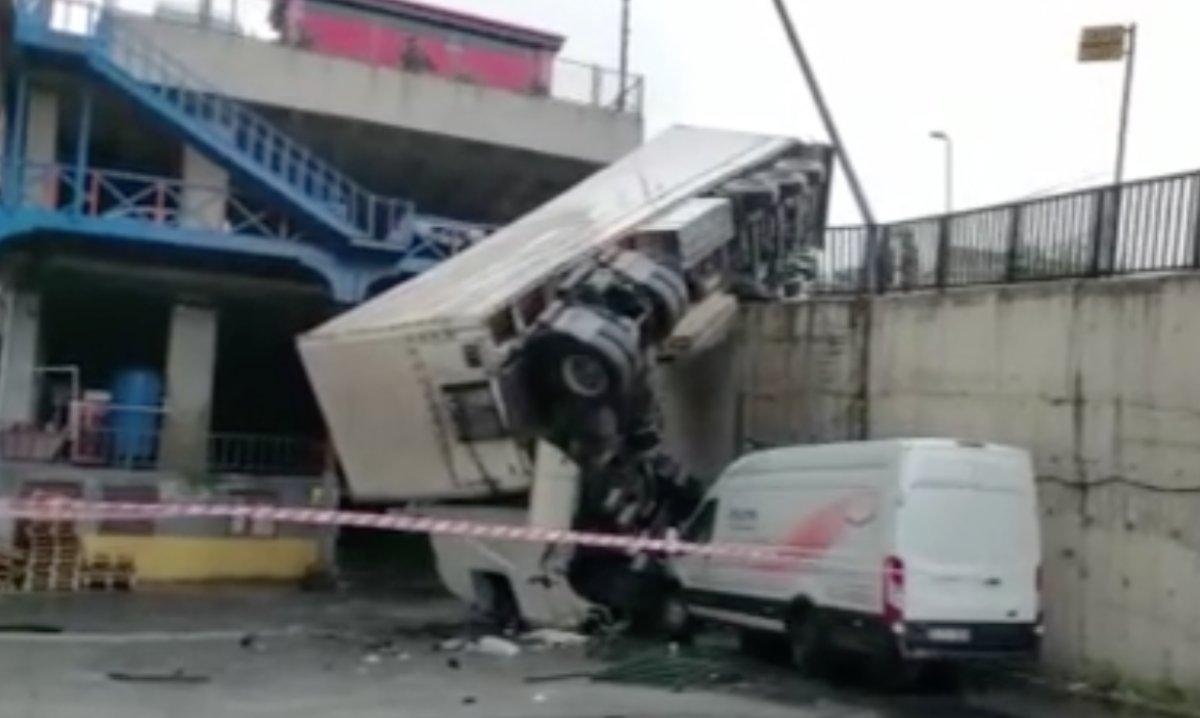 İkitelli'de kontrolden çıkan tırın korkuluklardan uçma anı