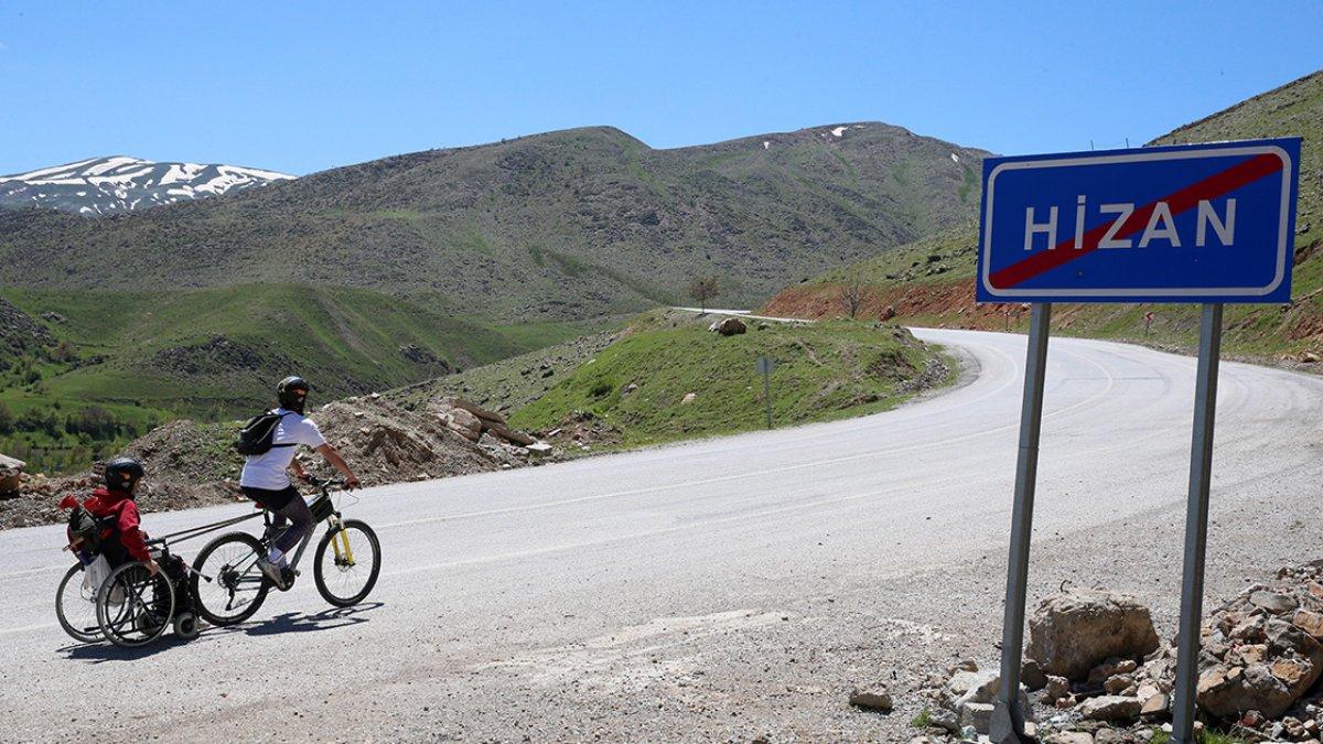 Bitlisli öğretmen, bisikletiyle engelli komşusunun tur hayalini gerçekleştirdi