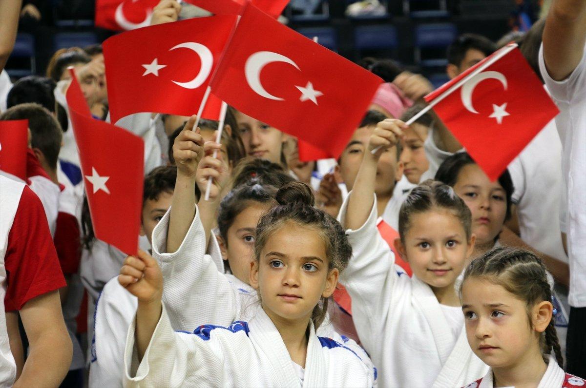 Tüm yurtta 19 Mayıs Gençlik ve Spor Bayramı coşkusu