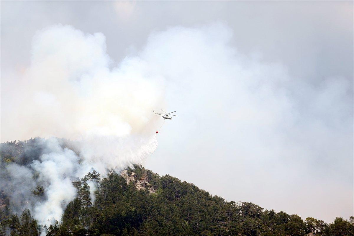 Antalya'da çıkan orman yangınına müdahale sürüyor