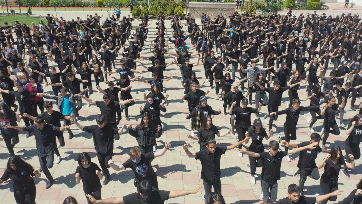 Mersin'de 1919 gencin beğeni toplayan gösterisi