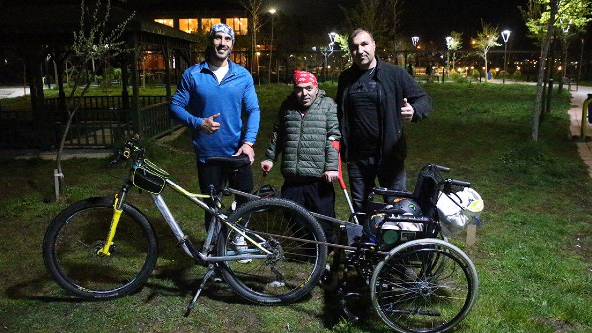 Bitlisli öğretmen, bisikletiyle engelli komşusunun tur hayalini gerçekleştirdi