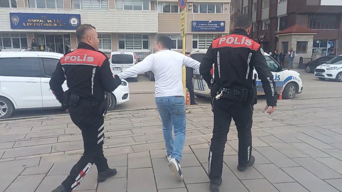 Kırıkkale'de kaldırımda bekleyen adamı bıçakladı