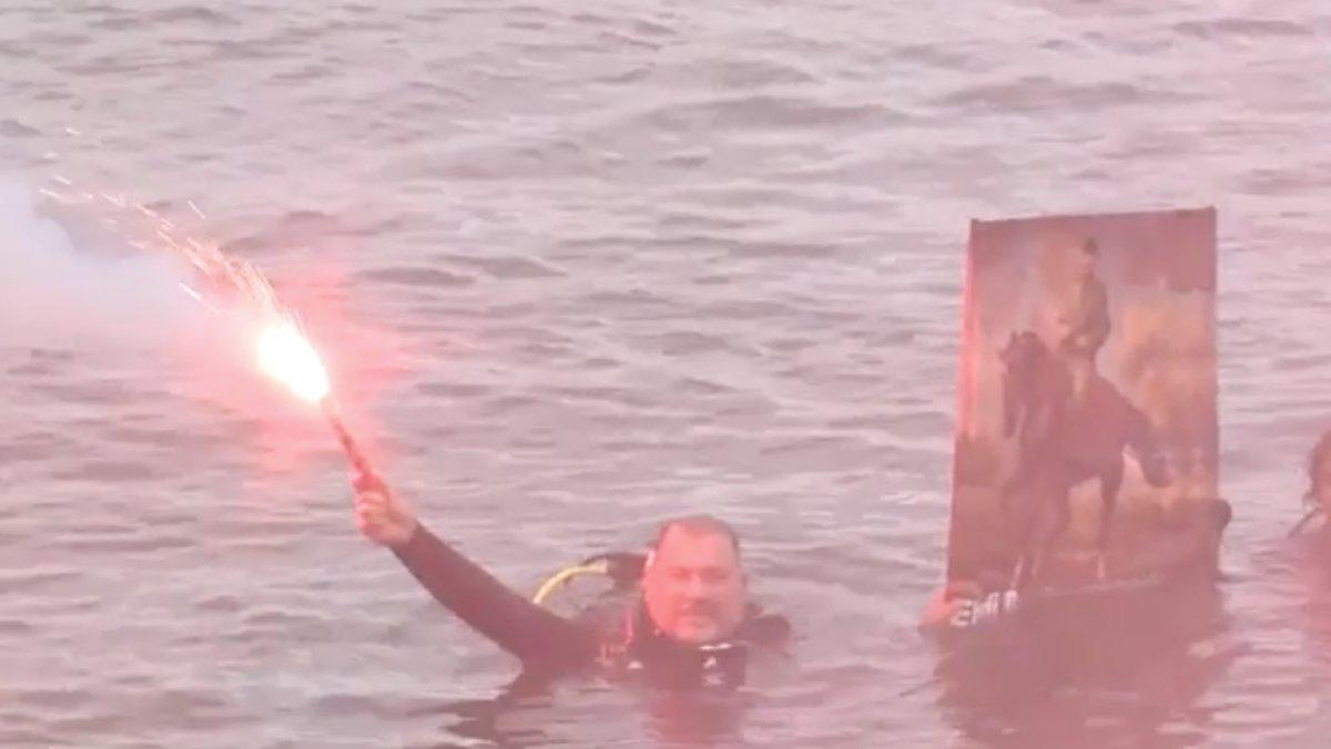 Kadıköy'de Atatürk Portresi ve Türk bayrağı ile bayram kutlaması