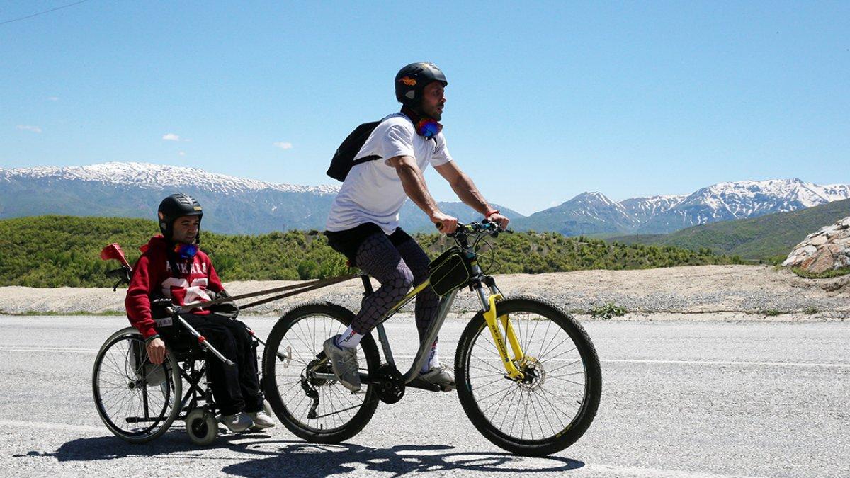 Bitlisli öğretmen, bisikletiyle engelli komşusunun tur hayalini gerçekleştirdi