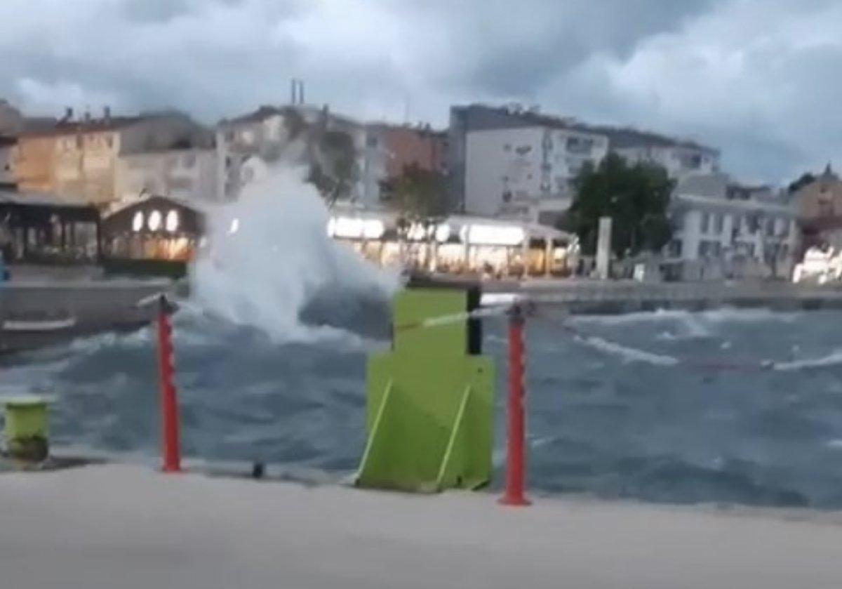 İstanbul'da feribot yolcuları fırtınaya yakalandı
