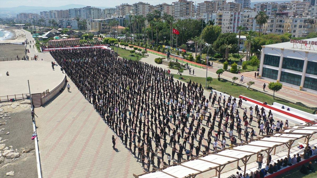 Mersin'de 1919 gencin beğeni toplayan gösterisi