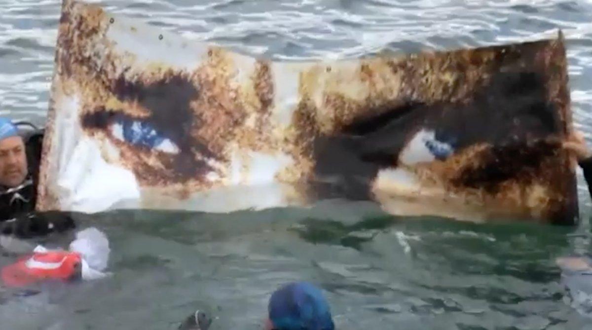 Kadıköy'de Atatürk Portresi ve Türk bayrağı ile bayram kutlaması