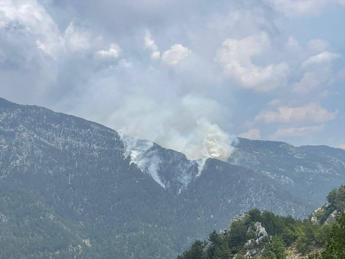 Antalya'da çıkan orman yangınına müdahale sürüyor