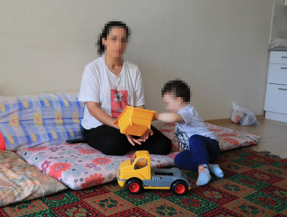 Adana'da sığındığı ablası sokağa attı