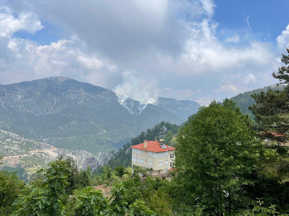 Antalya'da çıkan orman yangınına müdahale sürüyor
