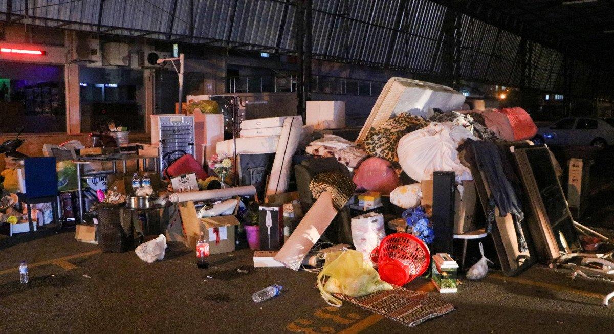 Antalya'da eline tebligat ulaşmayan kadın eşyalarıyla birlikte sokakta kaldı