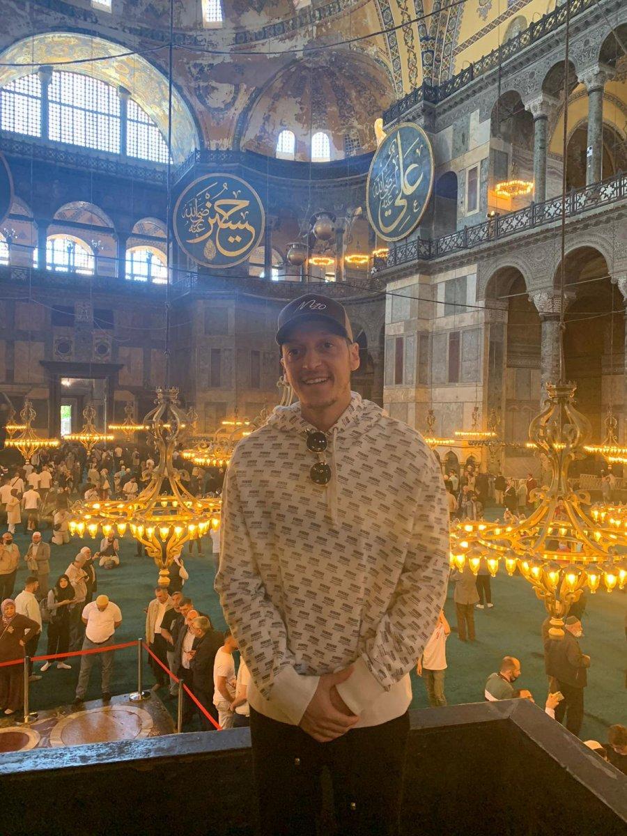 Mesut Özil'den Ayasofyalı cuma mesajı