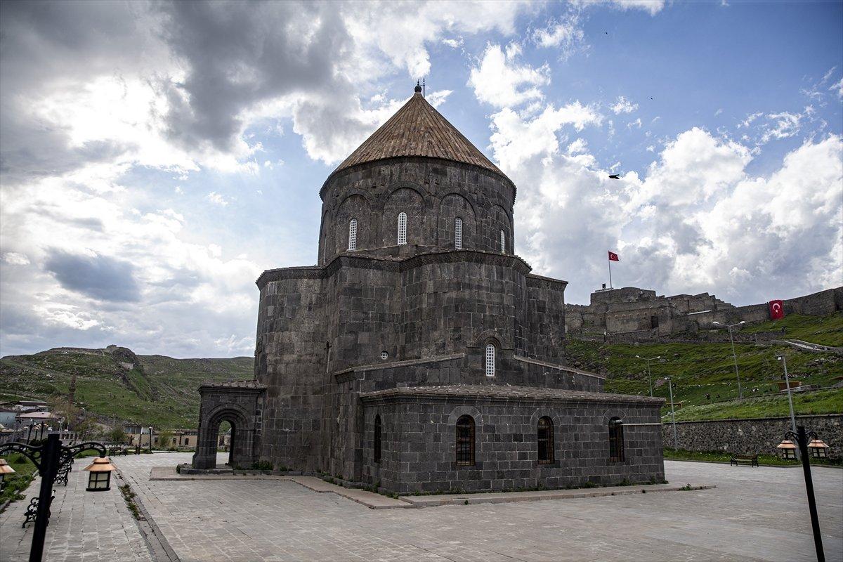 Tarihi Kümbet Camii, ihtişamıyla göz kamaştırıyor
