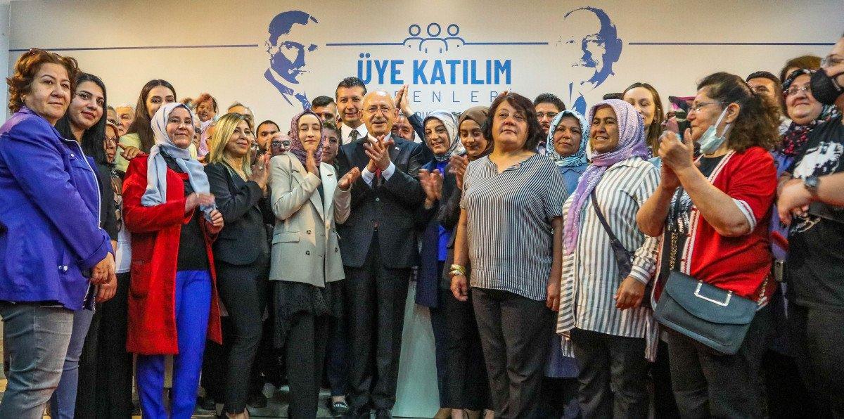 Kemal Kılıçdaroğlu, Burdur'da partisine yeni katılanlara rozetlerini taktı