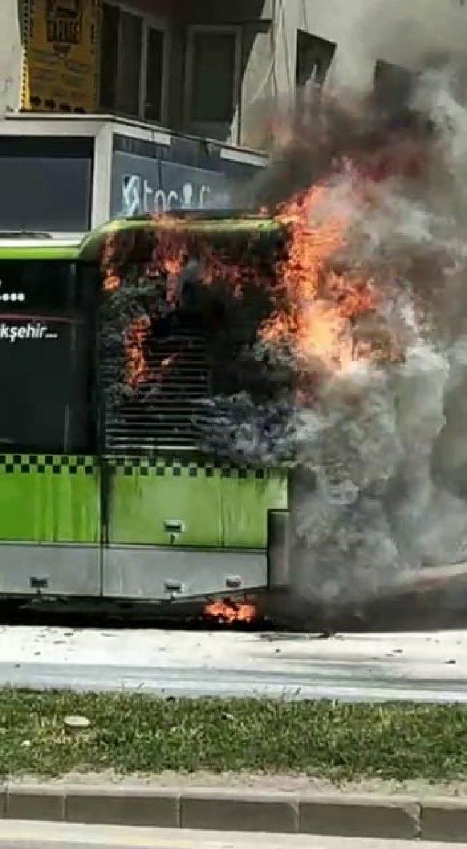 Sakarya'da belediye otobüsü seyir halindeyken yandı